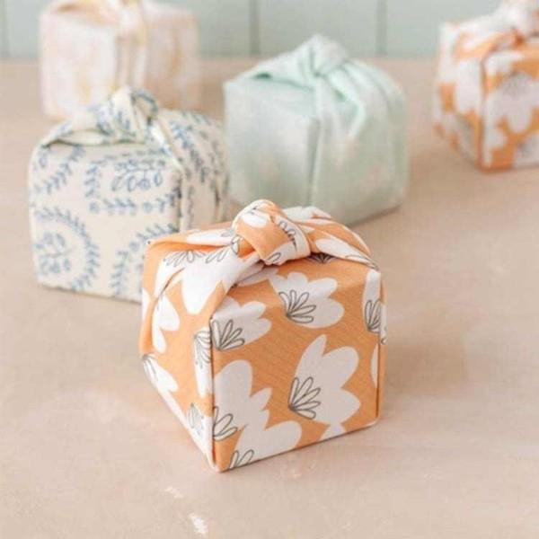 Emballez les cadeaux de manière écologique avec du tissu furoshiki