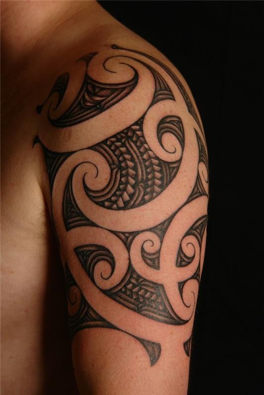 épaule de tatouage maoir motifs incurvés