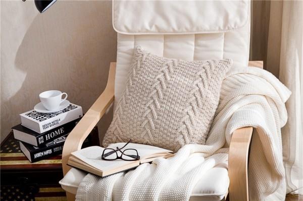 dzianinowe poszewki na poduszki rzuć poduszki pomysły beżowe krzesła do czytania