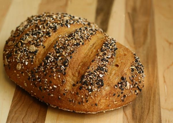 Faites vous-même du pain sain avec du pain de seigle avec des graines