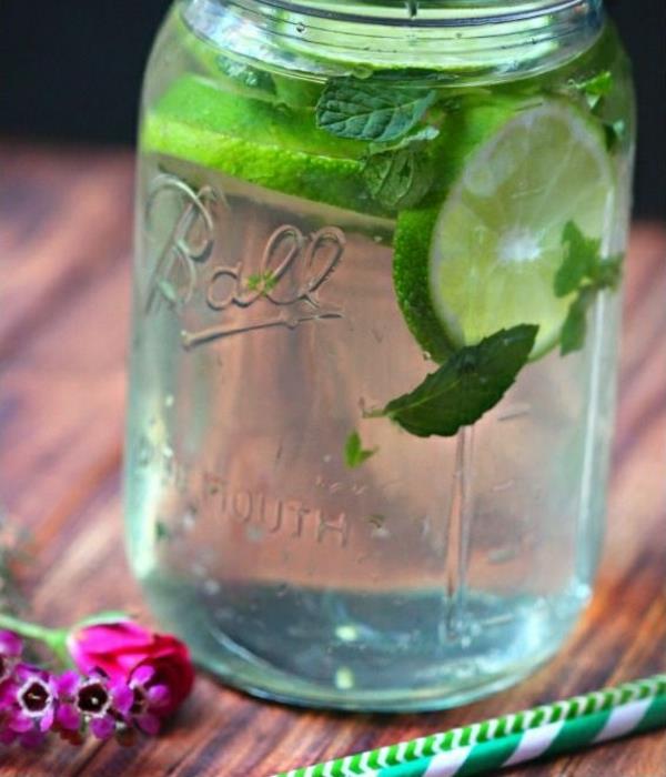 eau saine avec des boissons rafraîchissantes au citron vert