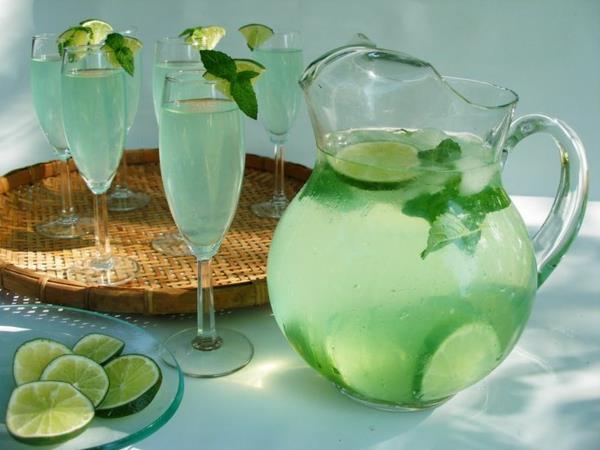 eau saine avec des boissons rafraîchissantes au citron vert et à la menthe