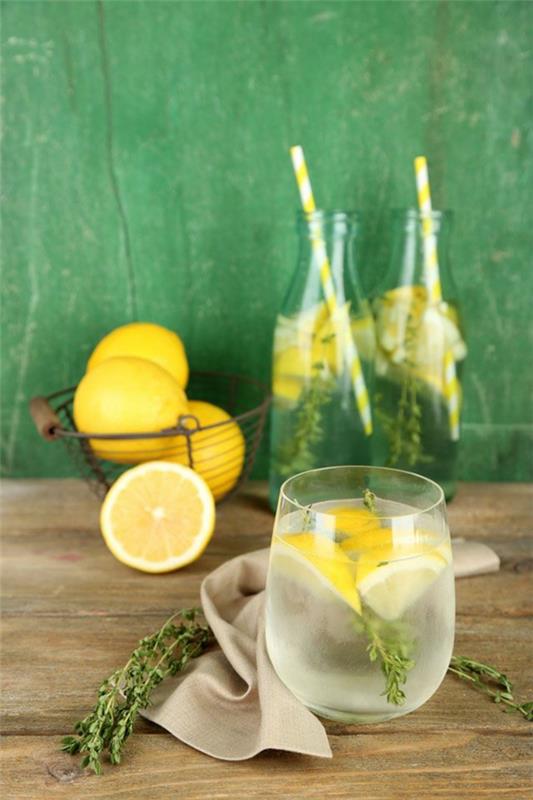 eau saine avec du jus de citron rafraîchissante et saine