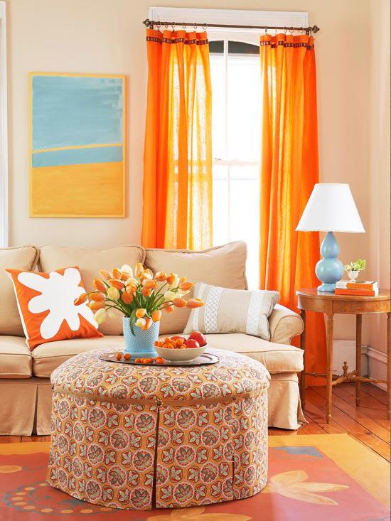 odważna kolorystyka w salonie jasnopomarańczowe zasłony