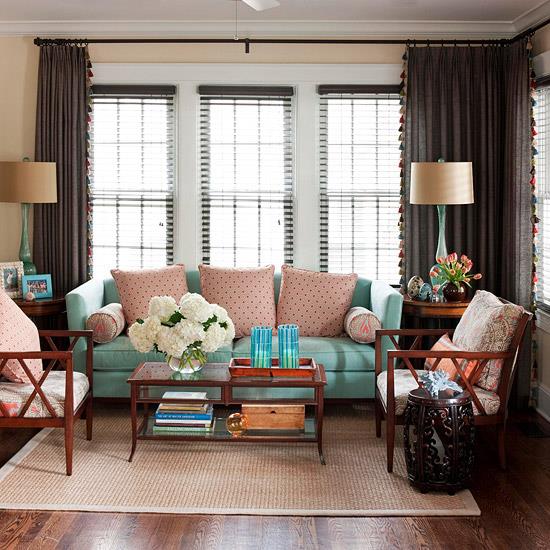 odważna kolorystyka Twojego salonu seledynowa zieleń poduszki w kropki na kanapie
