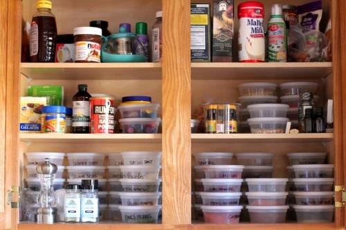 Vitrine de stockage d'épices avec beaucoup de récipients en plastique