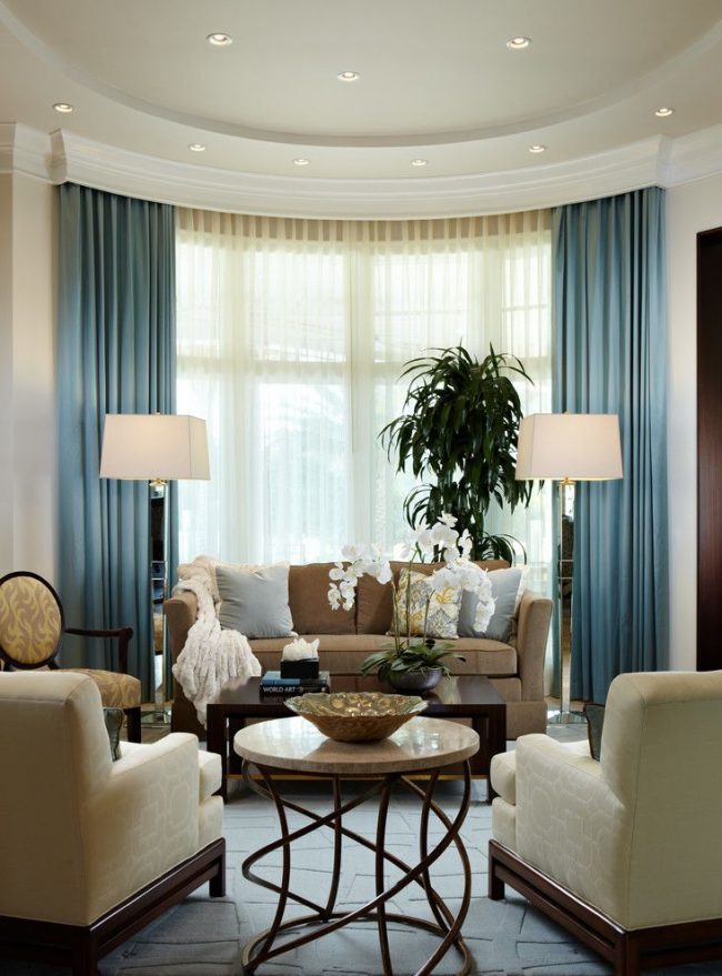 Eklektický obývací pokoj s flexibilní záclonovou tyčí v půlkruhovém tvaru