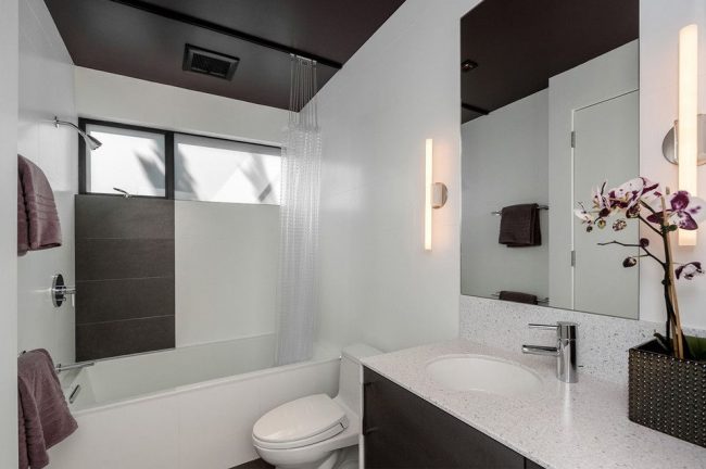 Secesní koupelna s flexibilní stropní římsou pro funkční zónování