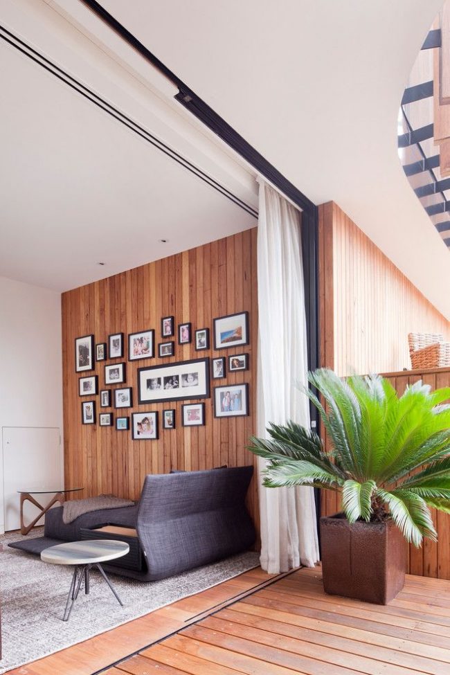 Flexibilní záclonová tyč na závěsy: zdobení dveří závěsy v obývacím pokoji zdobenými přírodními materiály