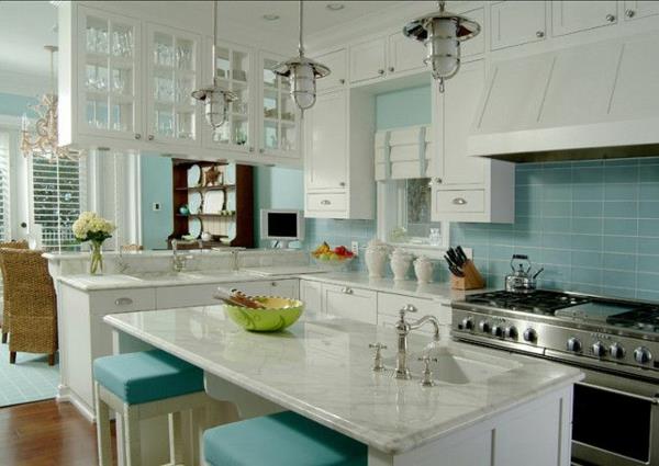 Cuisine en verre mur arrière carrelé miroir verre bleu îlot de cuisine plan de travail en marbre