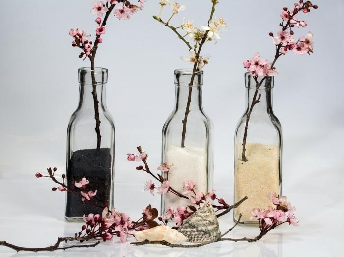 bouteilles en verre avec branches de printemps fleurs décoration de printemps