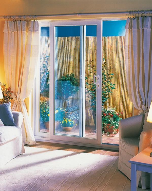 portes coulissantes en verre terrasse salon longs rideaux lumineux