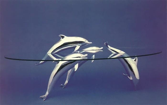 szklany stół przykłady umeblowania pomysły dekoracyjne derek pearce foki delfiny