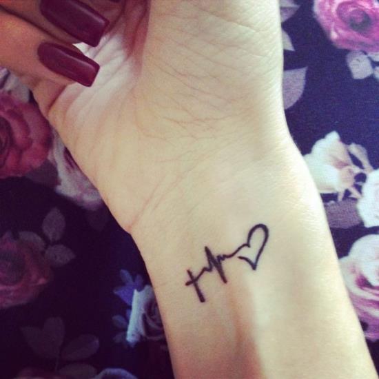 crois amour espoir tatouage femmes poignet