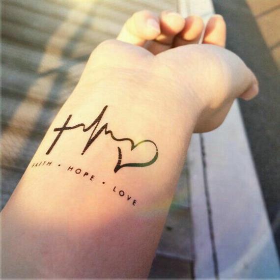 foi amour espoir tatouage graphique tatouage poignet