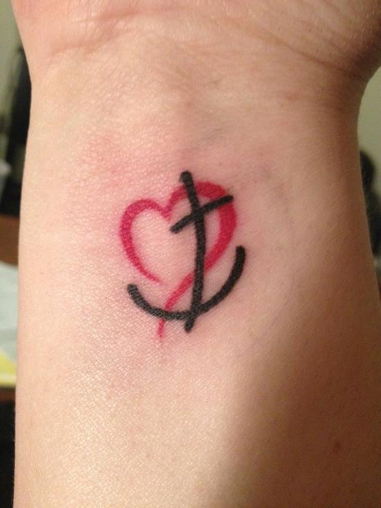 crois amour espoir tatouage poignet tatouage minimaliste