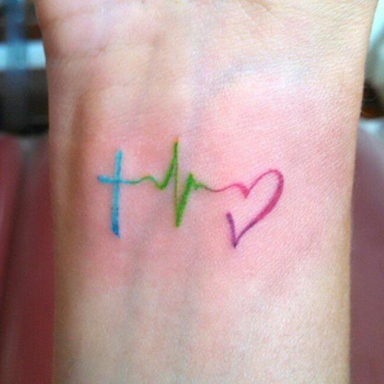 crois amour espoir tatouage minimaliste coloré