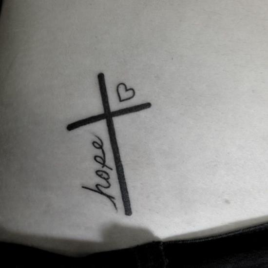 crois amour espoir tatouage minimaliste