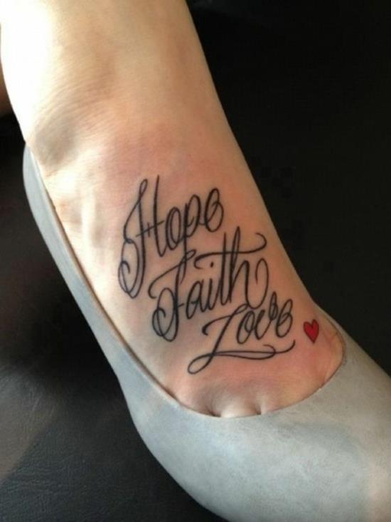 crois amour espoir tatouage lettrage pied