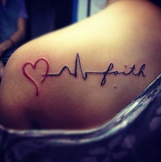 crois amour espoir tatouage lettrage épaule