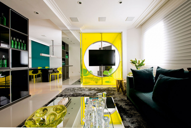 Interiér obývacího pokoje v jasných barvách s brazilským charakterem