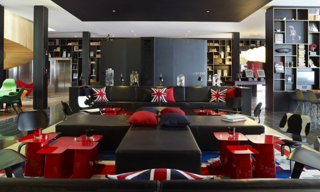 Londýnský styl doplní lesklé stoly