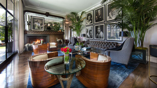 Lesklá dřevěná křesla ve stylu art deco