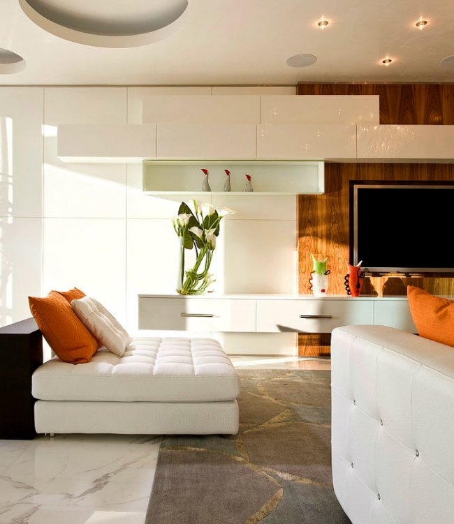 Kombinace teplých a studených barev v interiéru prostorného obývacího pokoje