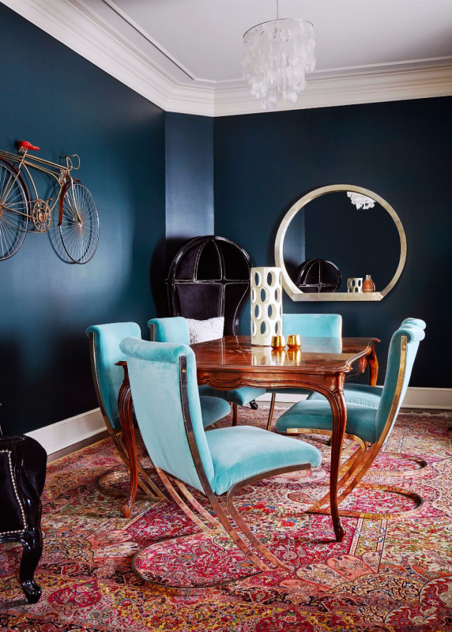 Skvělá kombinace barev v obývacím pokoji s dřevěným lakovaným stolem