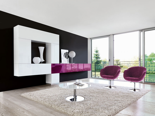 Lesklý nábytek vypadá skvěle ve „futuristických“ místnostech. Zde není prostor pro představivost omezen