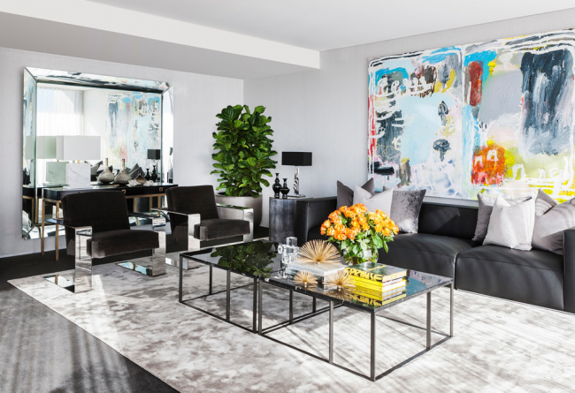 Luxusní obývací pokoj ve stylu art deco s lesklým dekorem