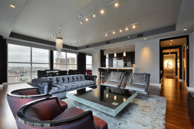 Lesklý nábytek do obývacího pokoje: masivní lesklý stůl vytváří v interiéru slavnostní, neformální vzhled