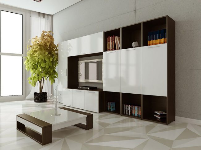 Bílá a čokoládová stěna v obývacím pokoji s lesklou fasádou