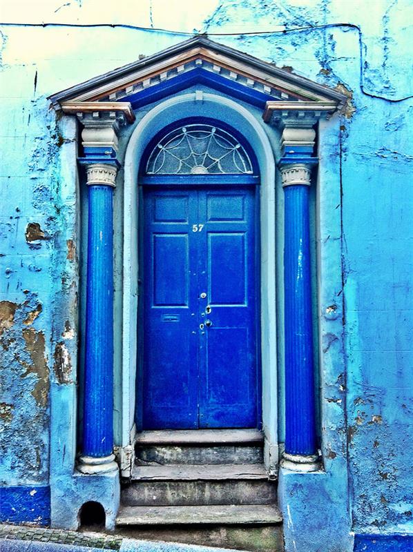 tanie drzwi wejściowe kolorowe wzornictwo nowoczesne drzwi wejściowe w kolorze niebieskim
