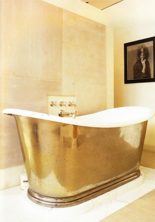 Idée design miroir carrelé laqué baignoire dorée