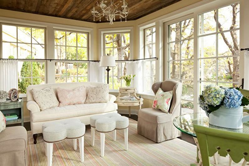 Obývací pokoj ve stylu Provence v pastelových barvách - interiérový design