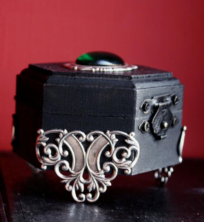 gotyckie pudełko do przechowywania biżuterii srebrny kamień z ciemnego drewna