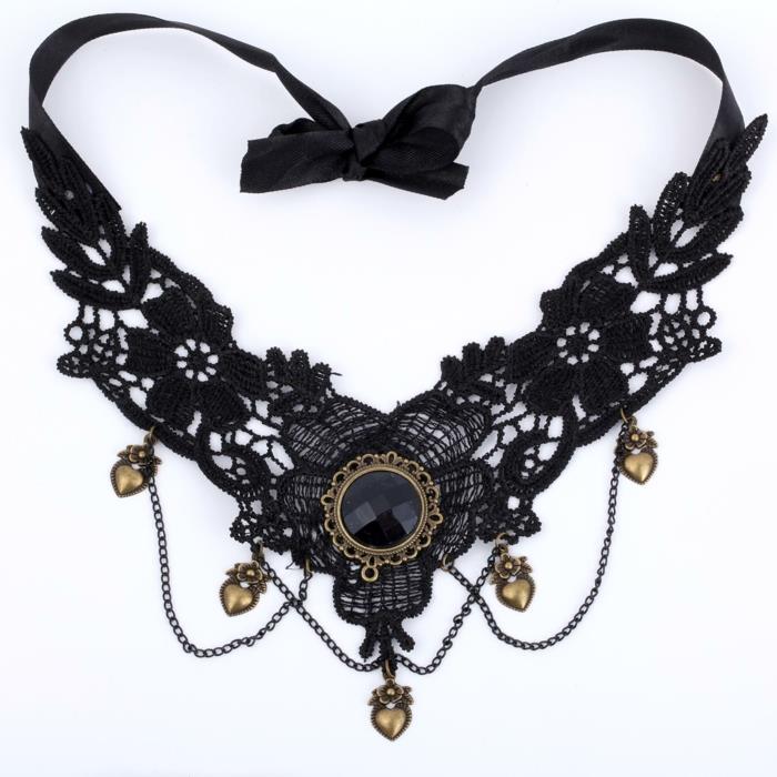 Gotycka biżuteria z czarnym koronkowym kołnierzem