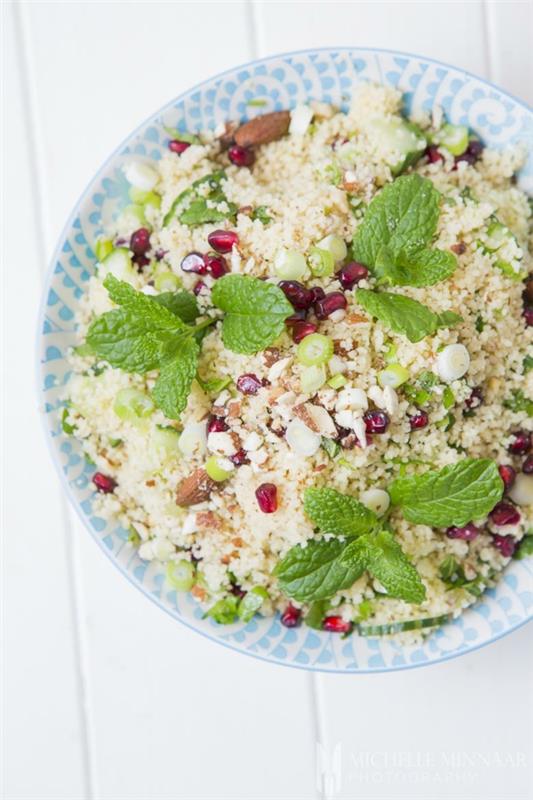 Préparer une salade de couscous aux petits pois à la grenade