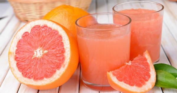 jus de pamplemousse sain fraîchement pressé