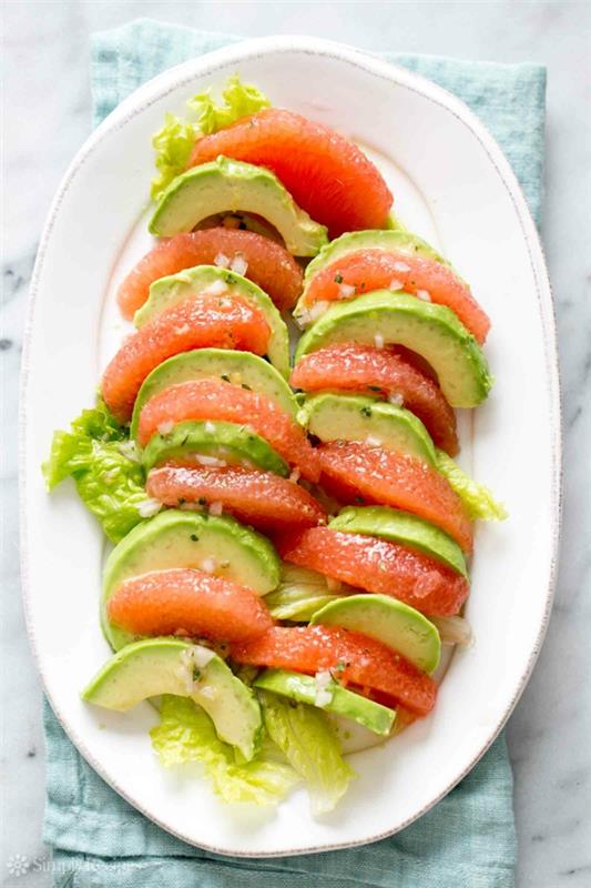 pamplemousse sain avec salade d'avocat