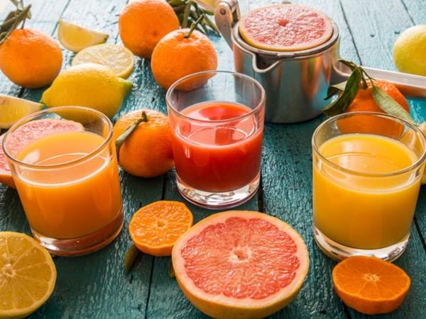 Faites vous-même du jus d'agrumes sain au pamplemousse