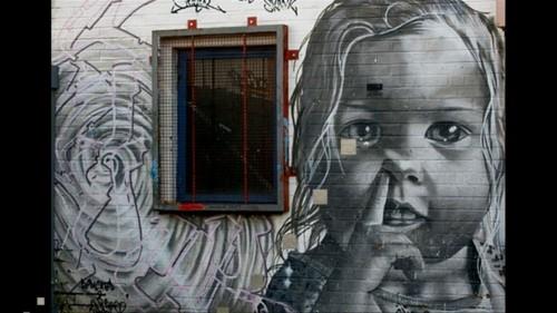 art de rue de visage de bébé gris