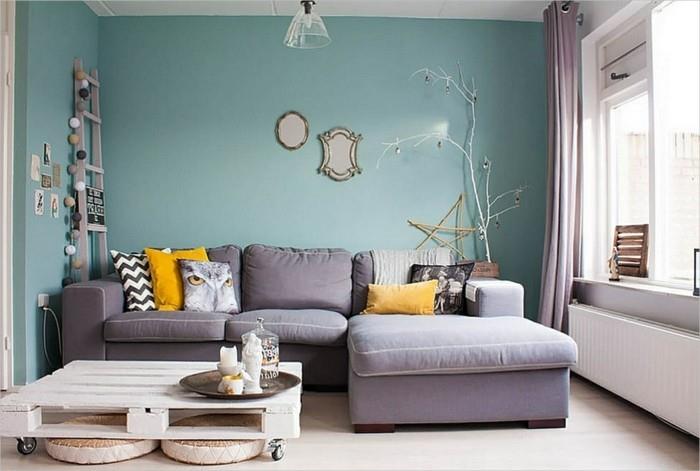 szara sofa brązowa ściana przytulny salon