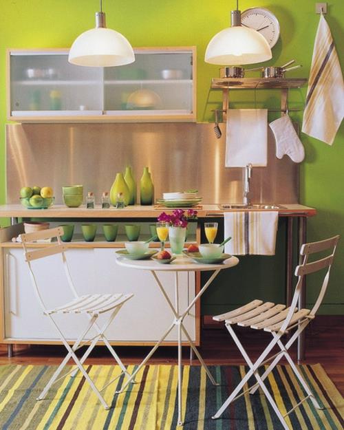 murs verts idée éléments de décoration vaisselle table pliante chaises simples