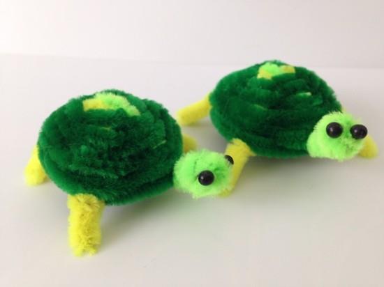 zielone żółwie majstrują przy czyściku do rur