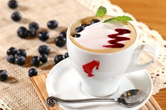 dzień dobry kawa kawa pianka mleczna jagody listki mięty