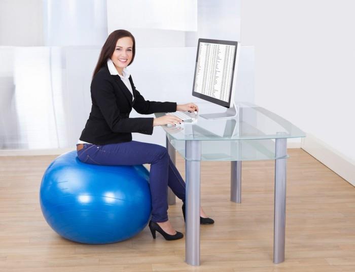 ballon d'exercice s'asseoir au bureau femme en bonne santé