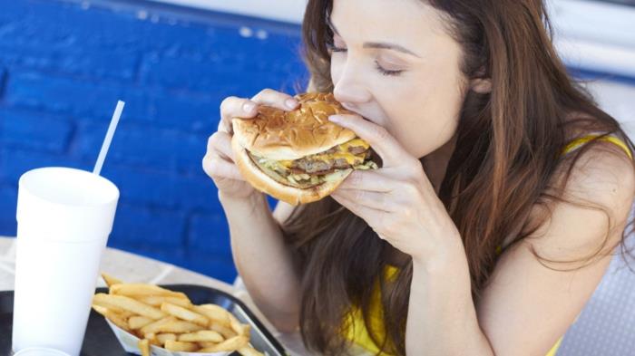 porady dotyczące pielęgnacji włosów zimą zdrowe odżywianie unikaj fast foodów