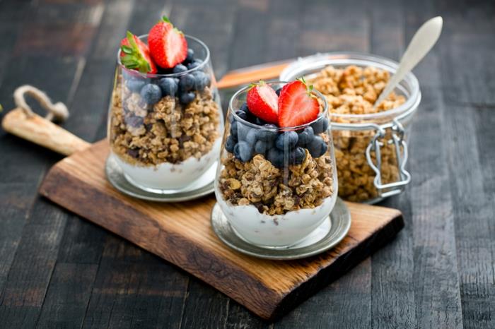 Idées de petit-déjeuner flocons d'avoine sucettes saines biscuits myrtilles fruits secs coupés chia baies